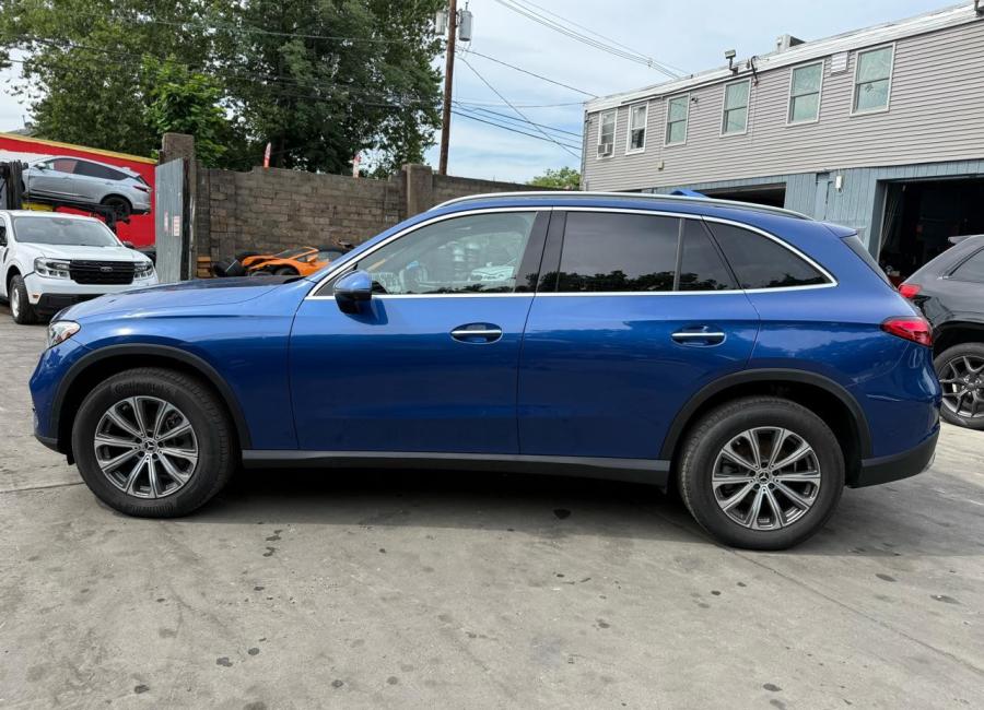 Salvage 2025 Mercedes-benz Glc 300 4matic in Blue