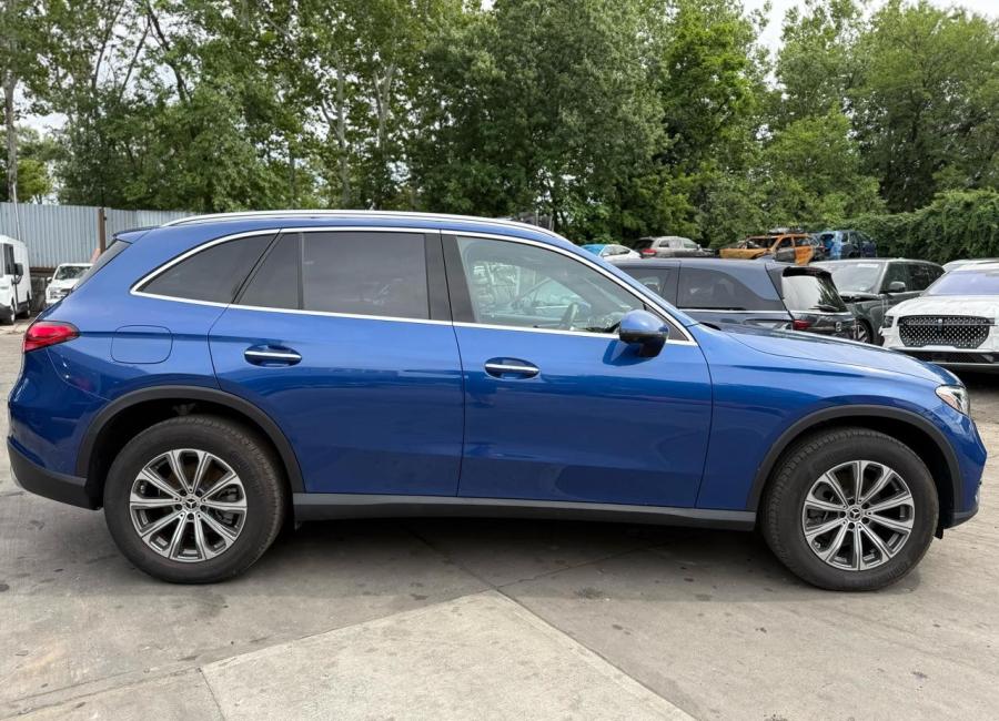 Salvage 2025 Mercedes-benz Glc 300 4matic in Blue