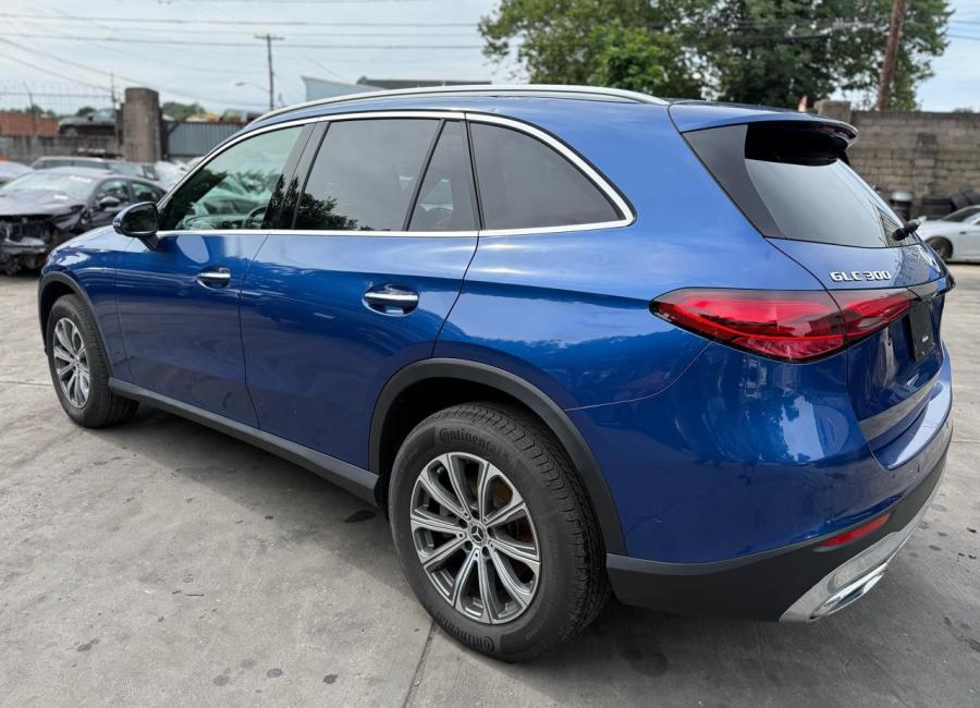 Salvage 2025 Mercedes-benz Glc 300 4matic in Blue