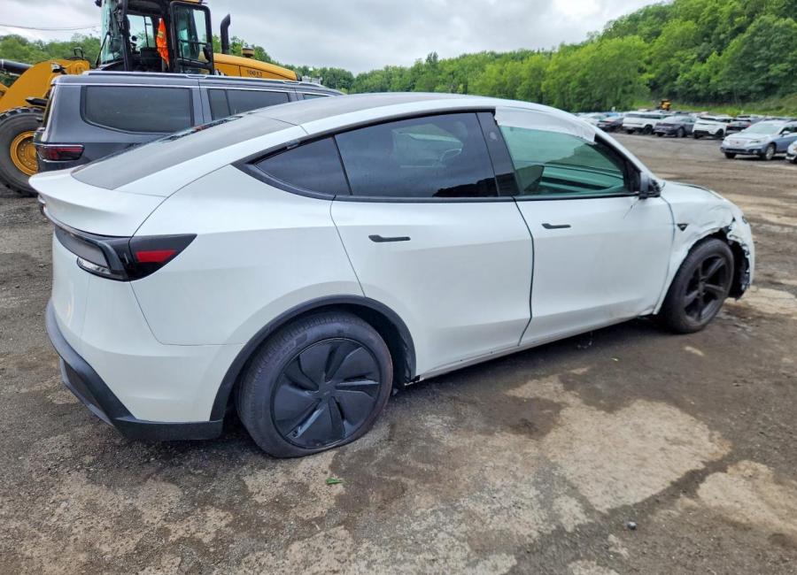 Salvage 2026 Tesla Model Y  in White