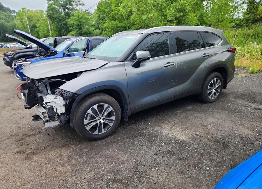 Salvage 2026 Toyota Highlander Xle in Gray
