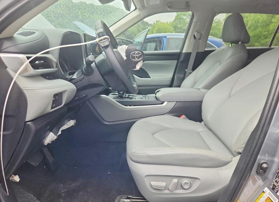Salvage 2026 Toyota Highlander Xle in Gray