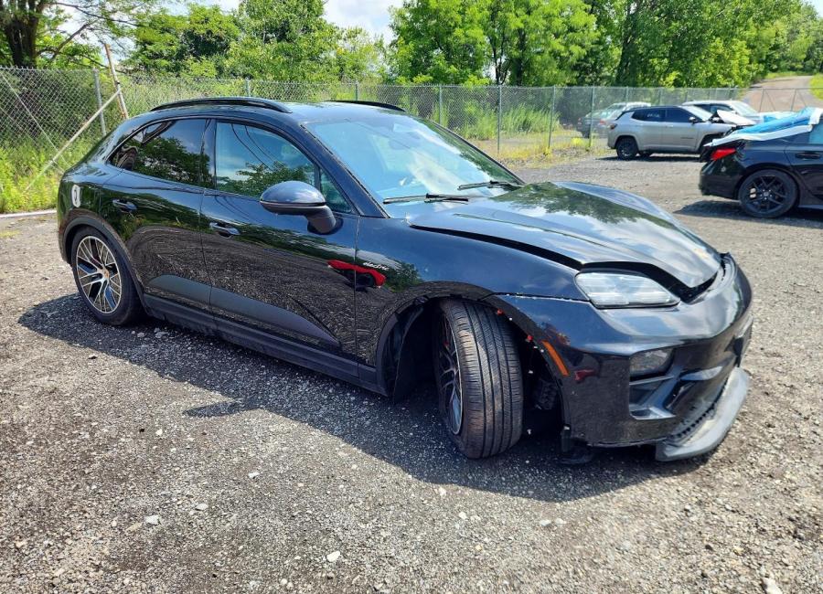 Salvage 2025 Porsche Macan 4s in Black