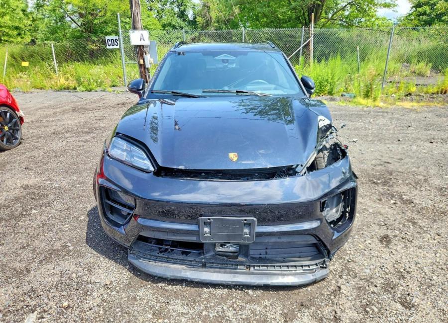 Salvage 2025 Porsche Macan 4s in Black