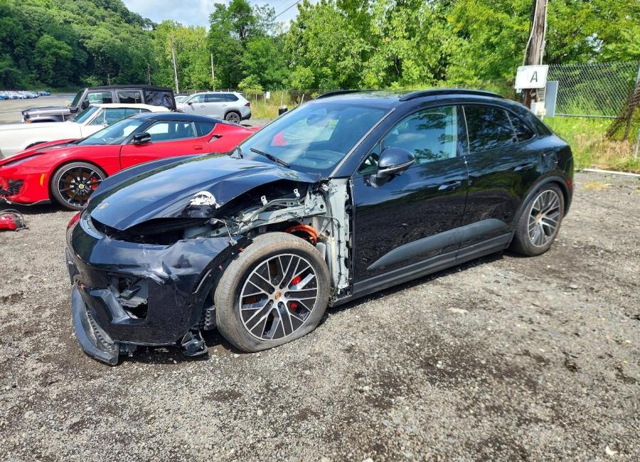 Salvage 2025 Porsche Macan 4s in Black