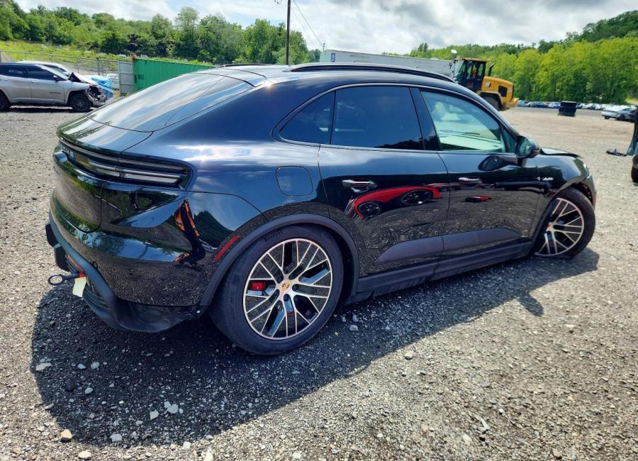 Salvage 2025 Porsche Macan 4s in Black