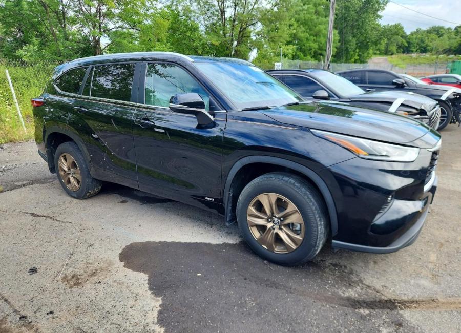 Salvage 2023 Toyota Highlander Hybrid Bronze Edition in Black