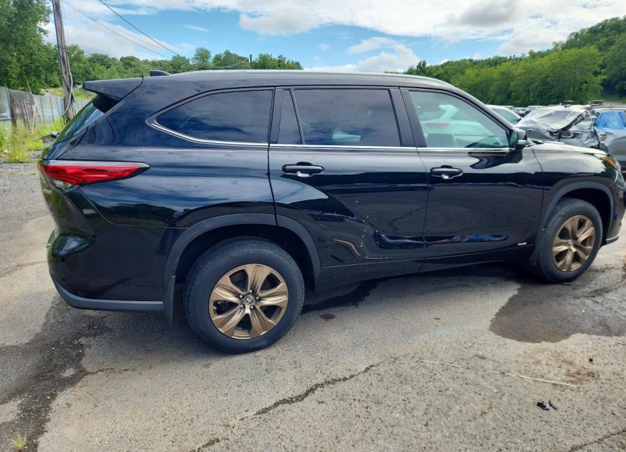 Salvage 2023 Toyota Highlander Hybrid Bronze Edition in Black