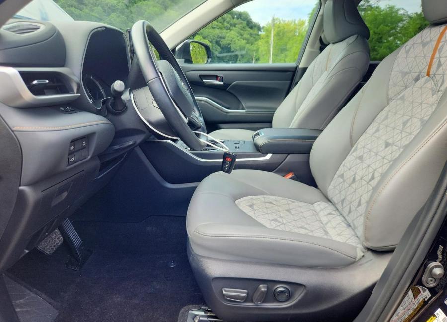 Salvage 2023 Toyota Highlander Hybrid Bronze Edition in Black