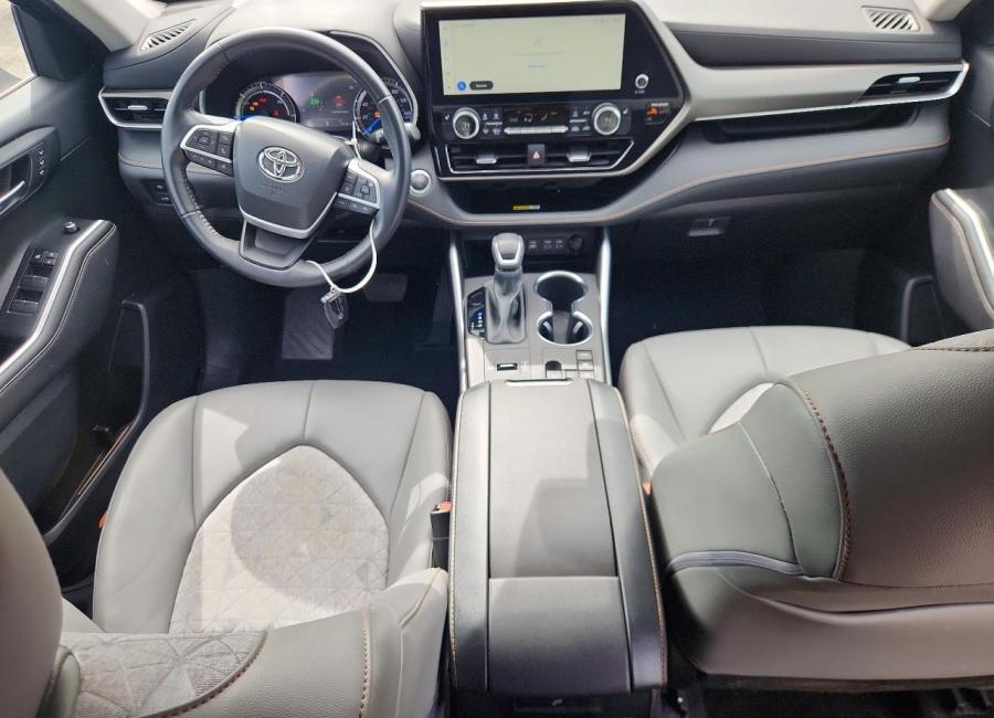 Salvage 2023 Toyota Highlander Hybrid Bronze Edition in Black