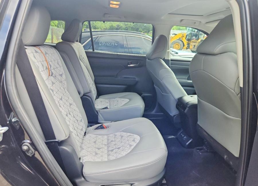 Salvage 2023 Toyota Highlander Hybrid Bronze Edition in Black
