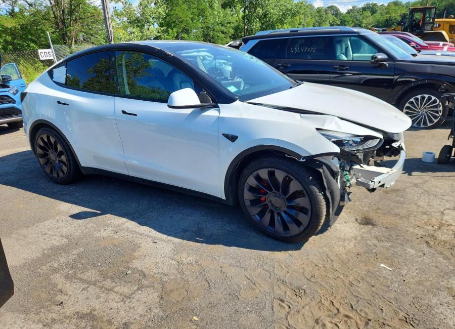 Salvage 2022 Tesla Model Y  in White