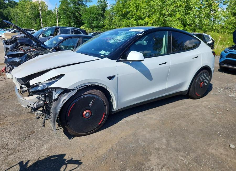 Salvage 2022 Tesla Model Y  in White