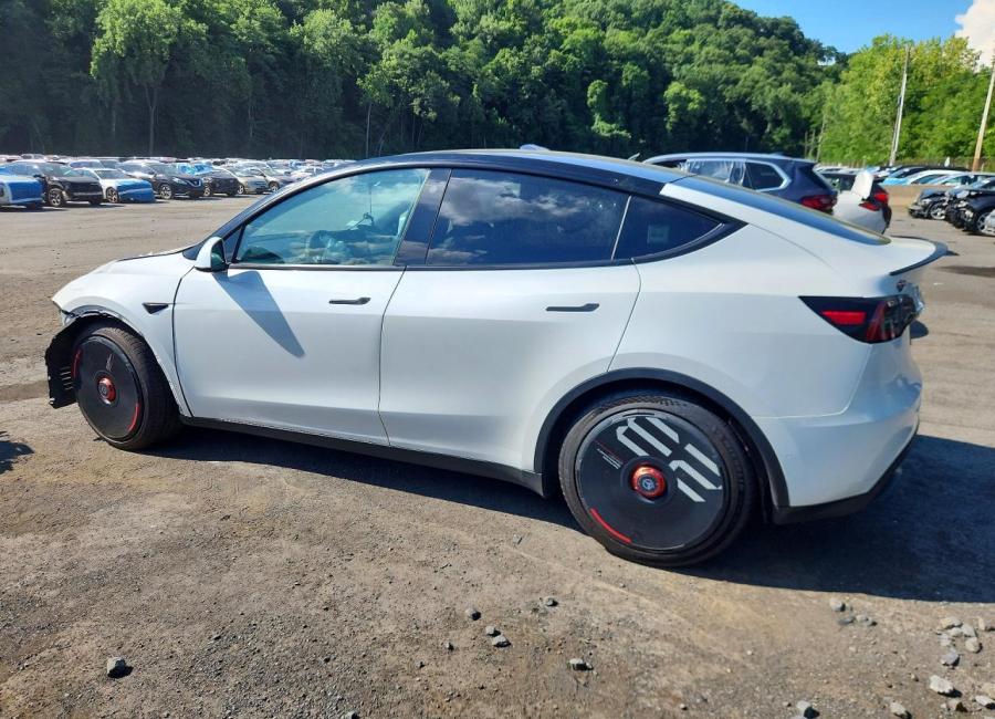 Salvage 2022 Tesla Model Y  in White