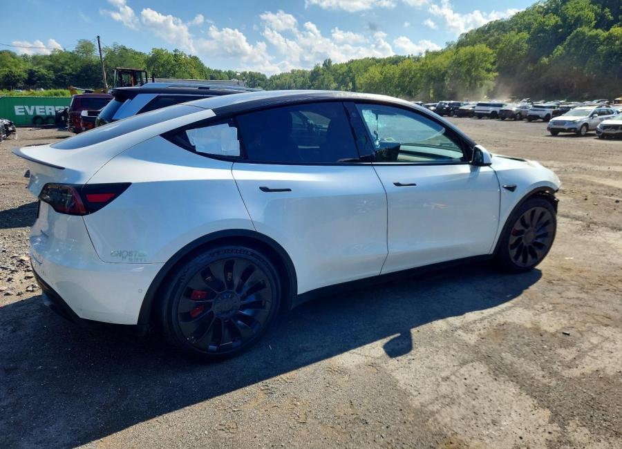 Salvage 2022 Tesla Model Y  in White
