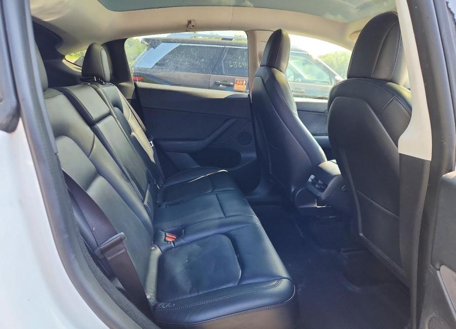 Salvage 2022 Tesla Model Y  in White