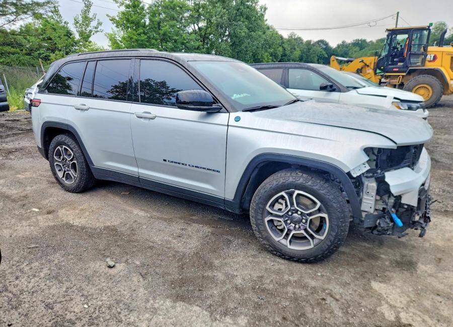Salvage 2022 Jeep Grand Cherokee Trailhawk 4xe in Silver