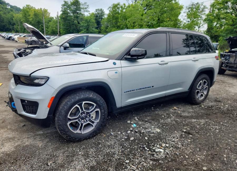 Salvage 2022 Jeep Grand Cherokee Trailhawk 4xe in Silver