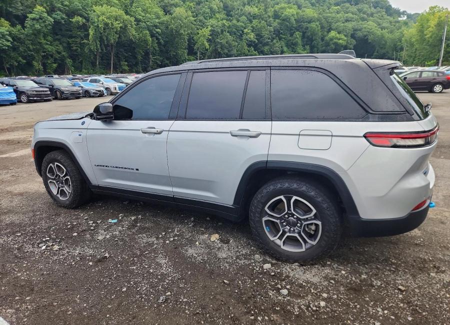 Salvage 2022 Jeep Grand Cherokee Trailhawk 4xe in Silver