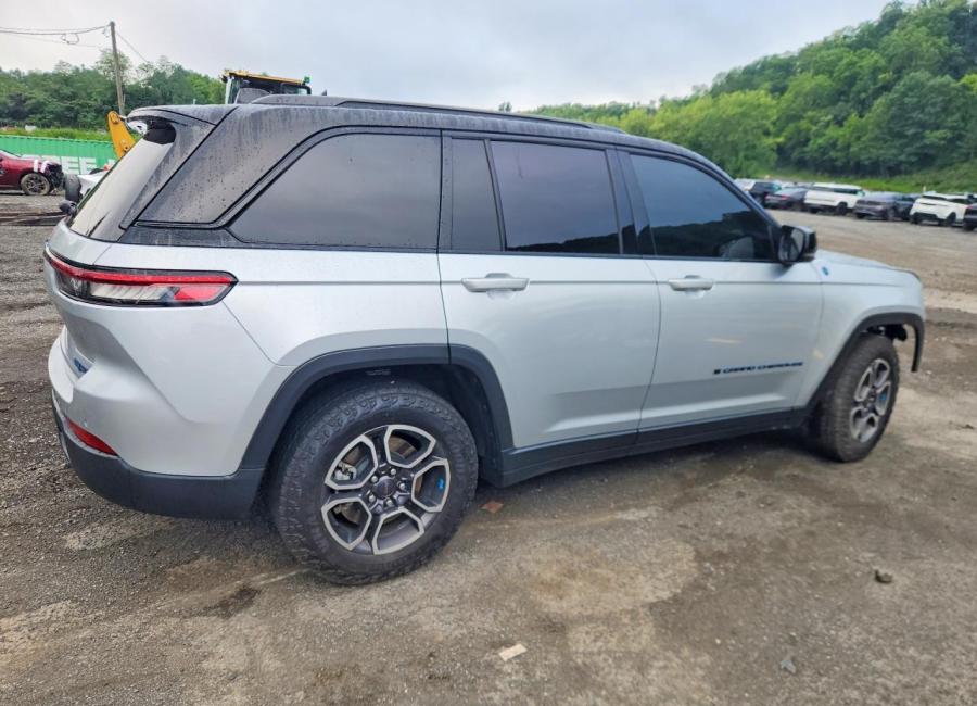 Salvage 2022 Jeep Grand Cherokee Trailhawk 4xe in Silver