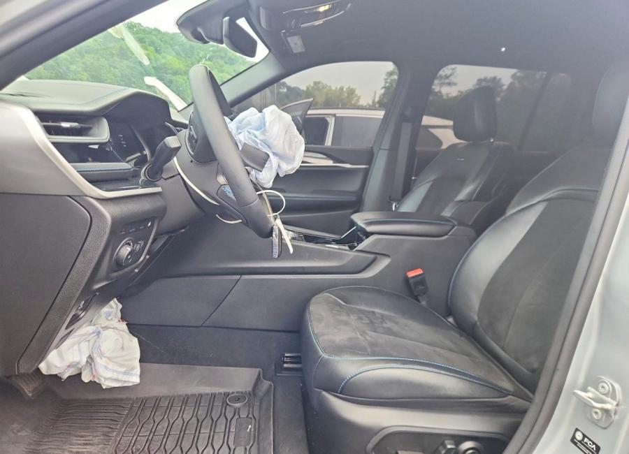 Salvage 2022 Jeep Grand Cherokee Trailhawk 4xe in Silver