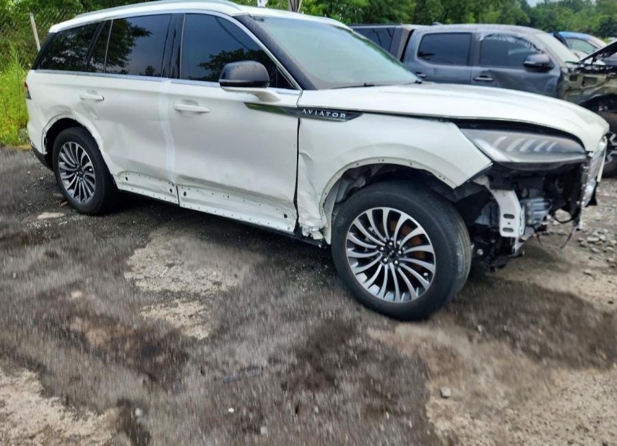 Salvage 2023 Lincoln Aviator  in White