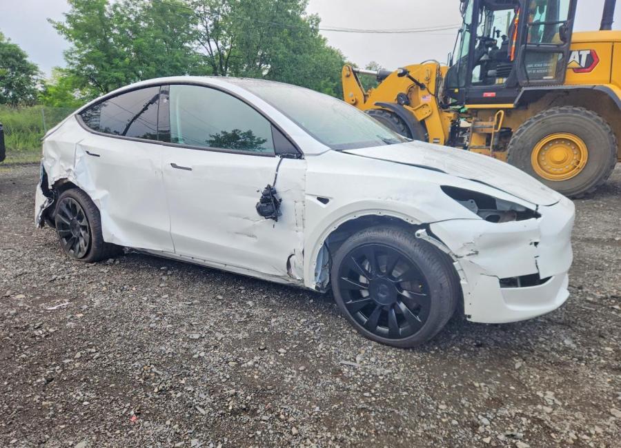 Salvage 2023 Tesla Model Y  in White