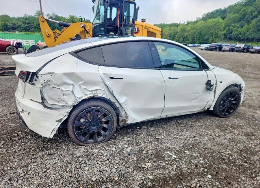 Salvage 2023 Tesla Model Y  in White