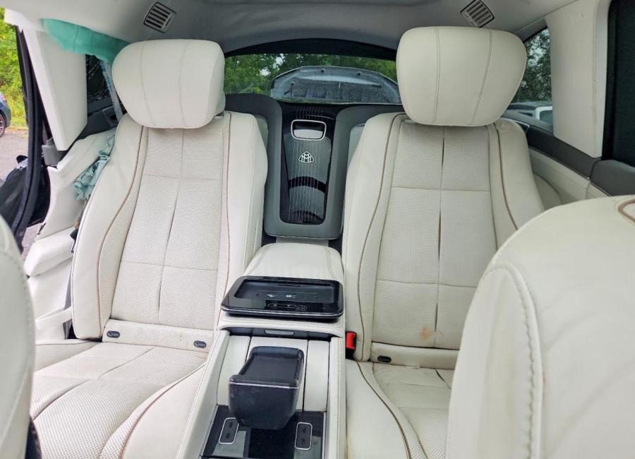 Salvage 2023 Mercedes Benz Gls 600 Maybach in Two Tone