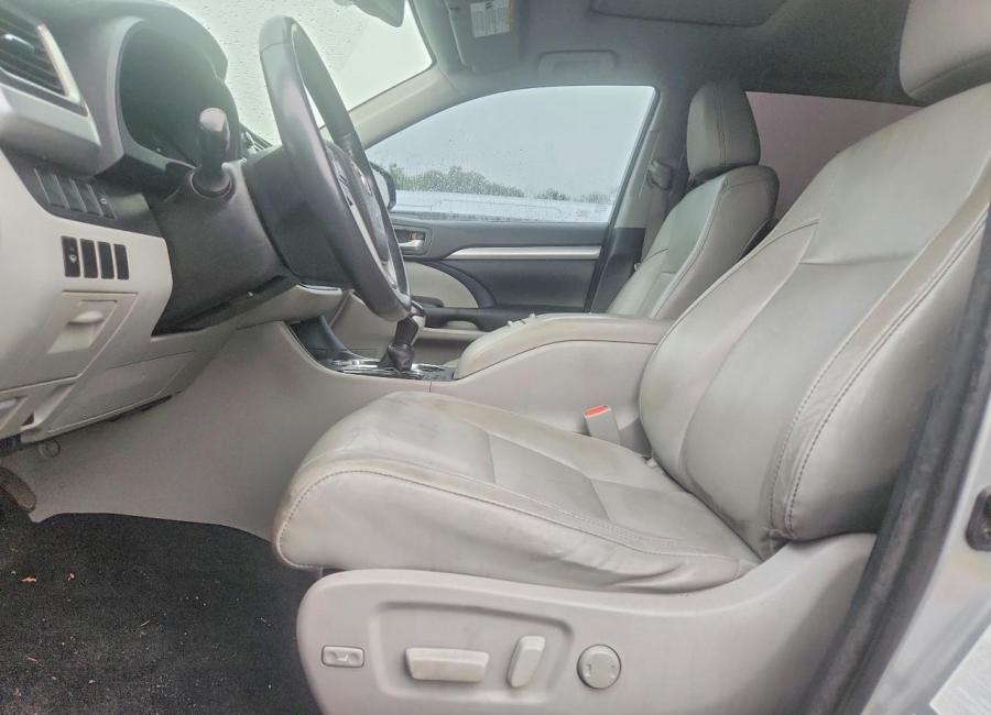 Salvage 2015 Toyota Highlander Xle in Gray