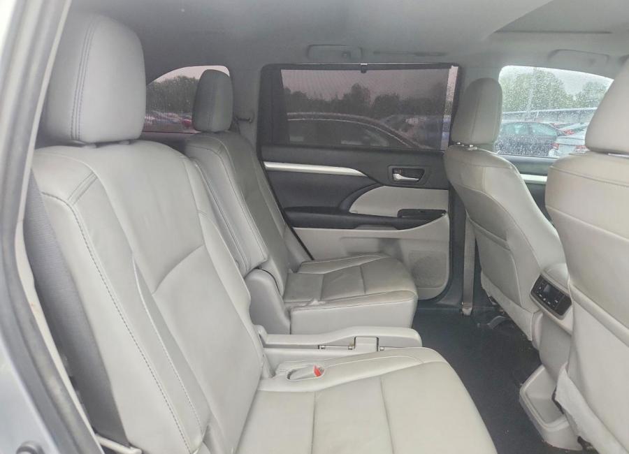 Salvage 2015 Toyota Highlander Xle in Gray