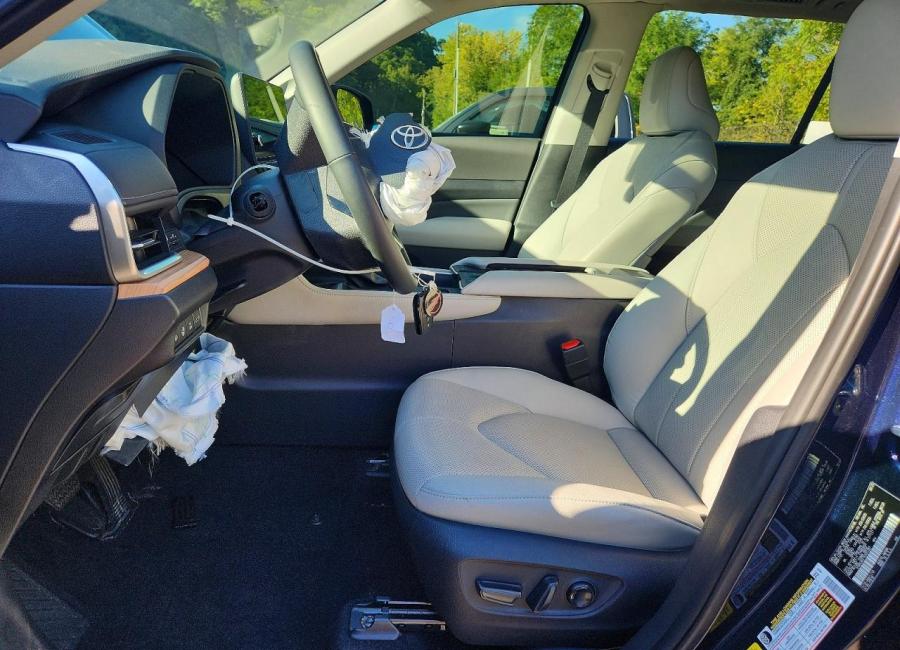 Salvage 2025 Toyota Grand Highlander Hybrid Limited in Blue