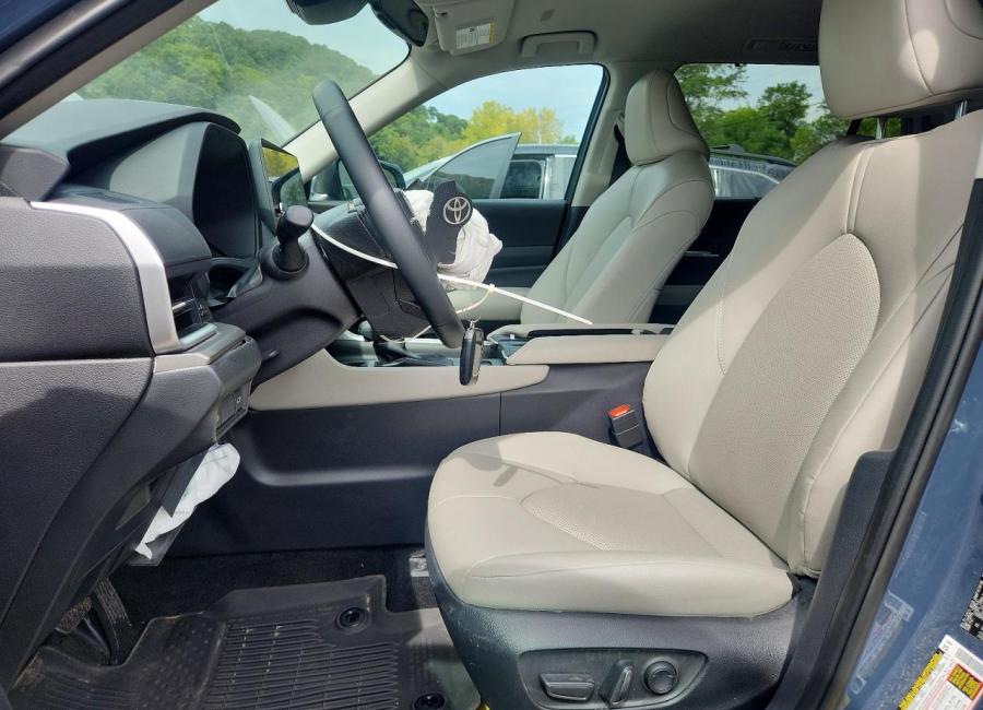 Salvage 2025 Toyota Grand Highlander Hybrid Xle in Blue