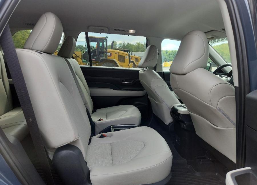 Salvage 2025 Toyota Grand Highlander Hybrid Xle in Blue
