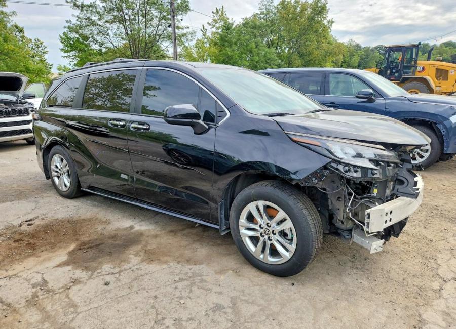 Salvage 2023 Toyota Sienna Woodland Edition in Black