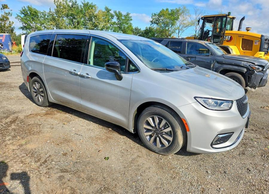 Salvage 2024 Chrysler Pacifica Hybrid Select in Gray