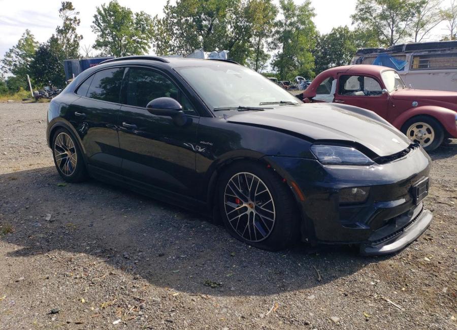 Salvage 2025 Porsche Macan 4s in Black