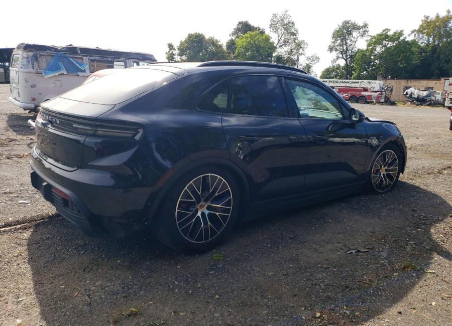 Salvage 2025 Porsche Macan 4s in Black