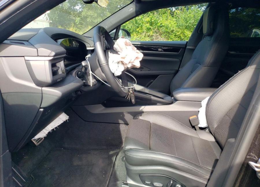 Salvage 2025 Porsche Macan 4s in Black