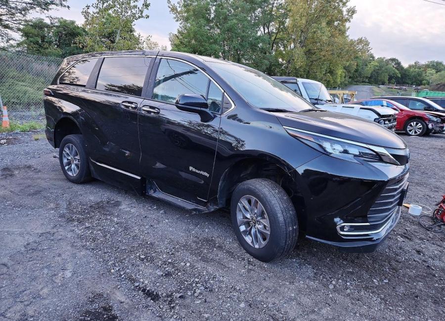 Salvage 2024 Toyota Sienna Braunability in Black