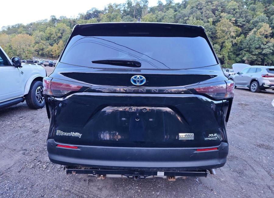 Salvage 2024 Toyota Sienna Braunability in Black