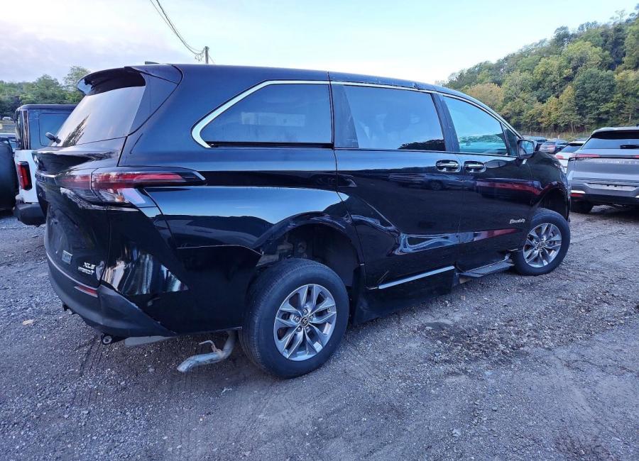 Salvage 2024 Toyota Sienna Braunability in Black