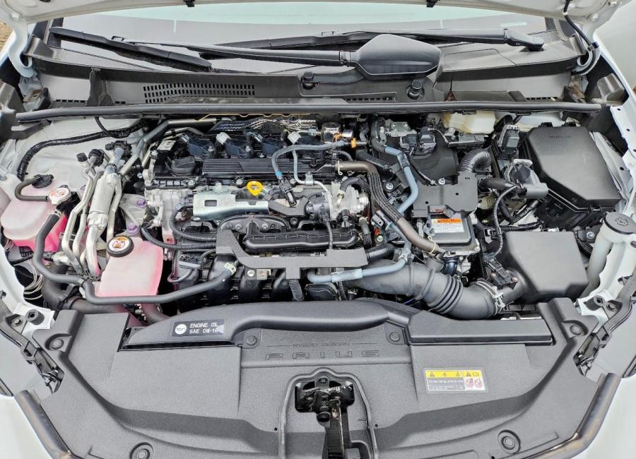 Salvage 2025 Toyota Prius Plug-in Hybrid Se in White