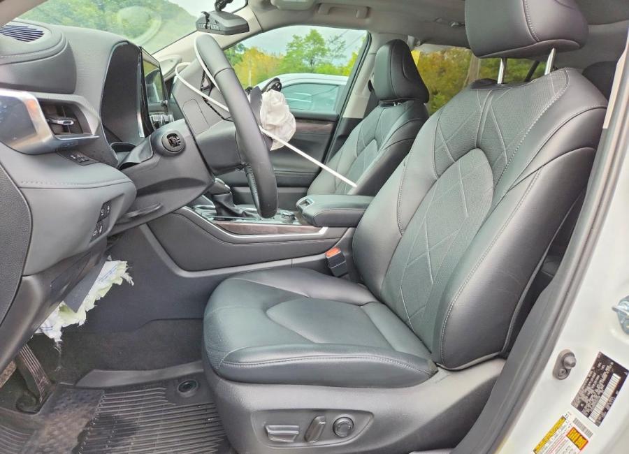 Salvage 2024 Toyota Highlander Platinum in White