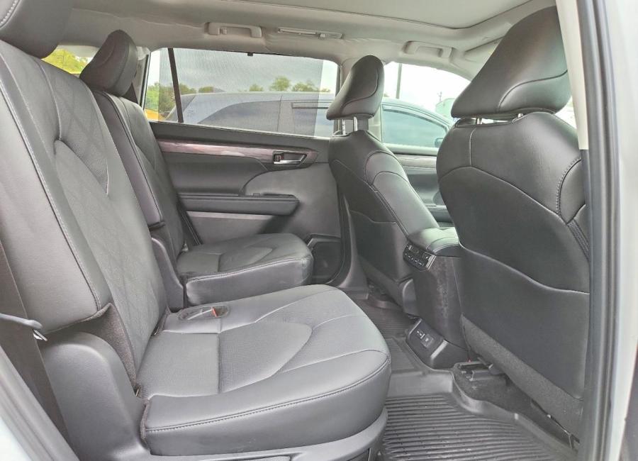 Salvage 2024 Toyota Highlander Platinum in White