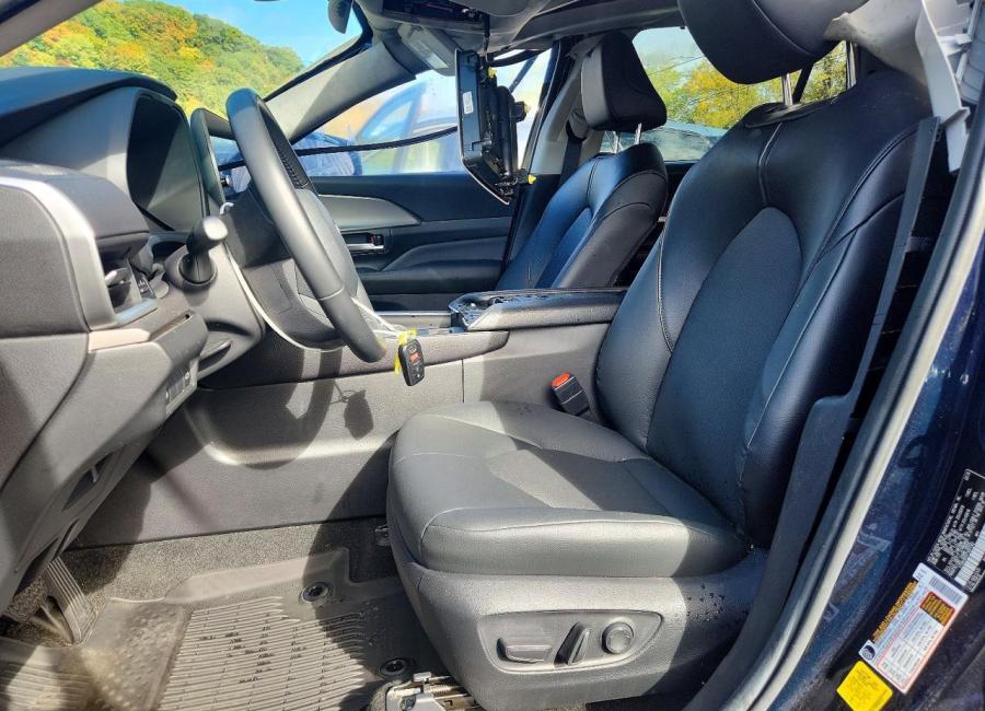 Salvage 2026 Toyota Grand Highlander Xle in Blue