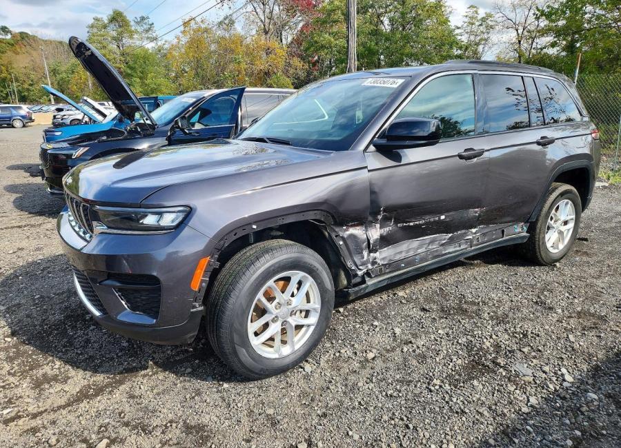 Salvage 2024 Jeep Grand Cherokee Laredo in Gray