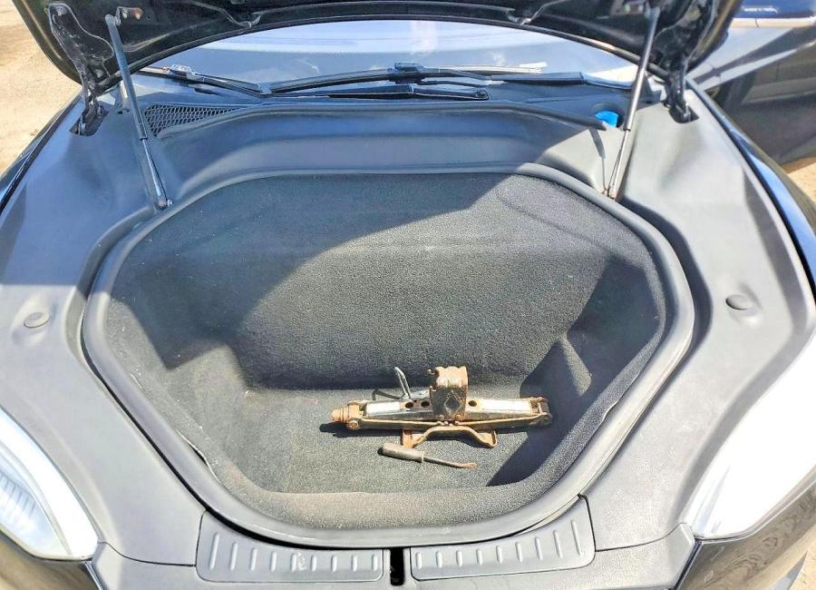 Salvage 2015 Tesla Model S  in Black