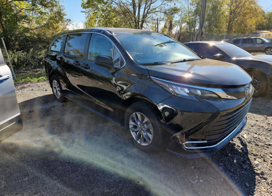 Salvage 2024 Toyota Sienna  in Black