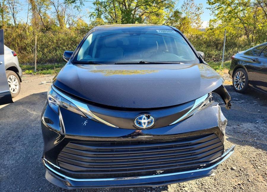 Salvage 2024 Toyota Sienna  in Black